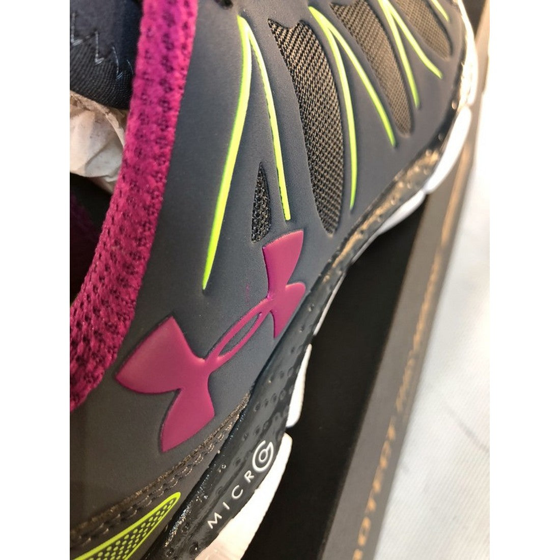 Zapatilla deportiva Micro G Engage para mujer de Under Armour
