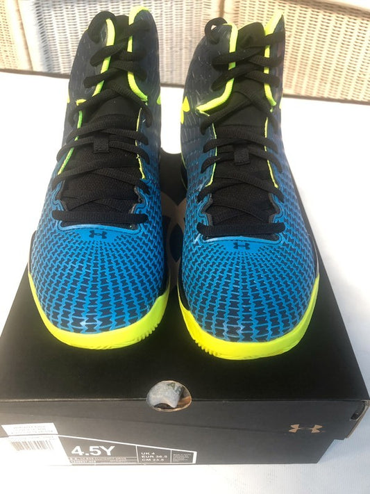 Bota de baloncesto ClutchFit Drive para niños de Under Armour