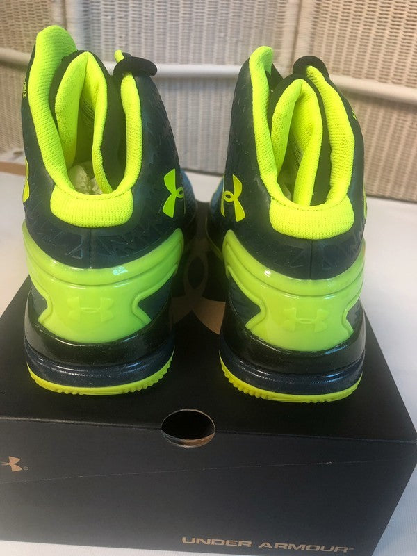 Bota de baloncesto ClutchFit Drive para niños de Under Armour