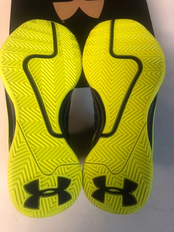 Bota de baloncesto ClutchFit Drive para niños de Under Armour