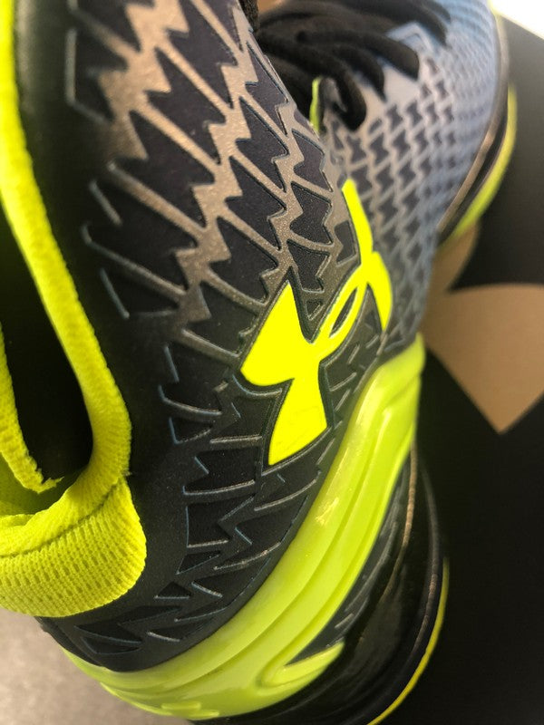 Bota de baloncesto ClutchFit Drive para niños de Under Armour