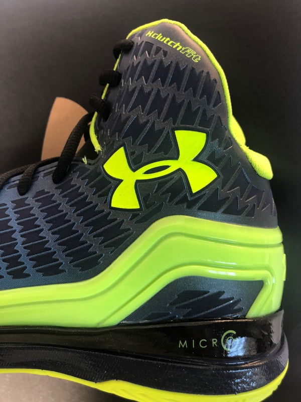 Bota de baloncesto ClutchFit Drive para niños de Under Armour