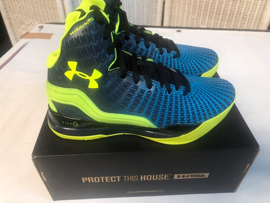 Bota de baloncesto ClutchFit Drive para niños de Under Armour